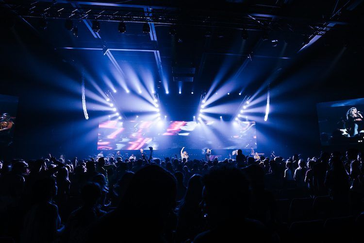 Cool blue beam look across a wide stage